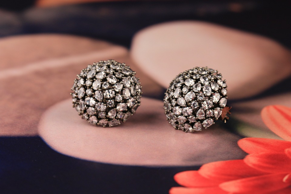 Comment assortir les bijoux à une tenue de soirée